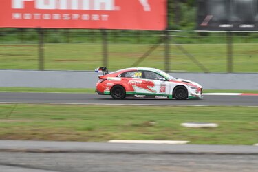 Luis Ramírez analiza datos y afina estrategia para el TCR Panamá