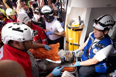 Rescatan a Hernán, un seguridad que sobrevivió 8 días bajo escombros tras los terremotos en Venezuela