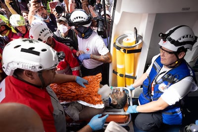 Rescatan a Hernán, un seguridad que sobrevivió 8 días bajo escombros tras los terremotos en Venezuela