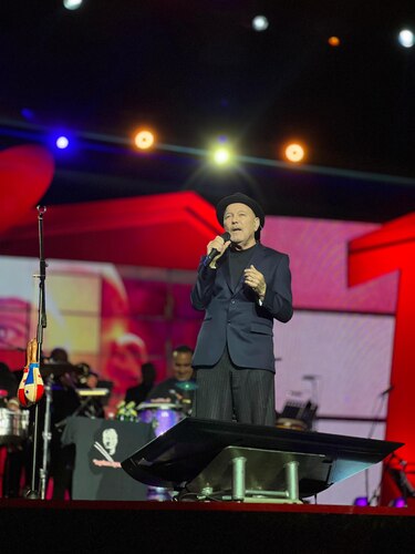 Rubén Blades y Roberto Delgado & Orquesta cierran la Teletón 20-30 con un espectáculo inolvidable