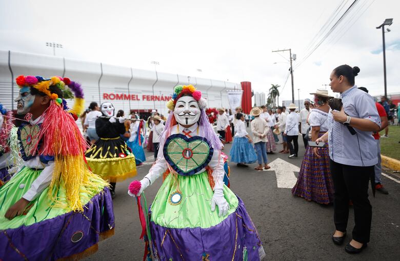 Imágenes de los desfiles del 10 de noviembre en algunos sectores del país
