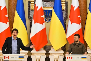 Primer ministro canadiense Trudeau visita Irpin, cerca de la capital de Ucrania