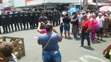 Policía detiene a buhoneros en Calidonia por cerrar avenida Central