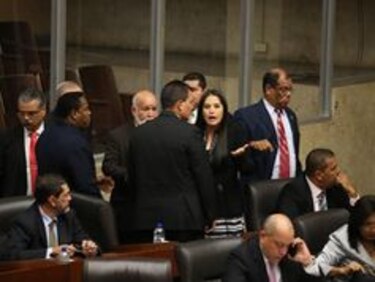 Aprobado en segundo debate proyecto que regula cobro de estacionamientos