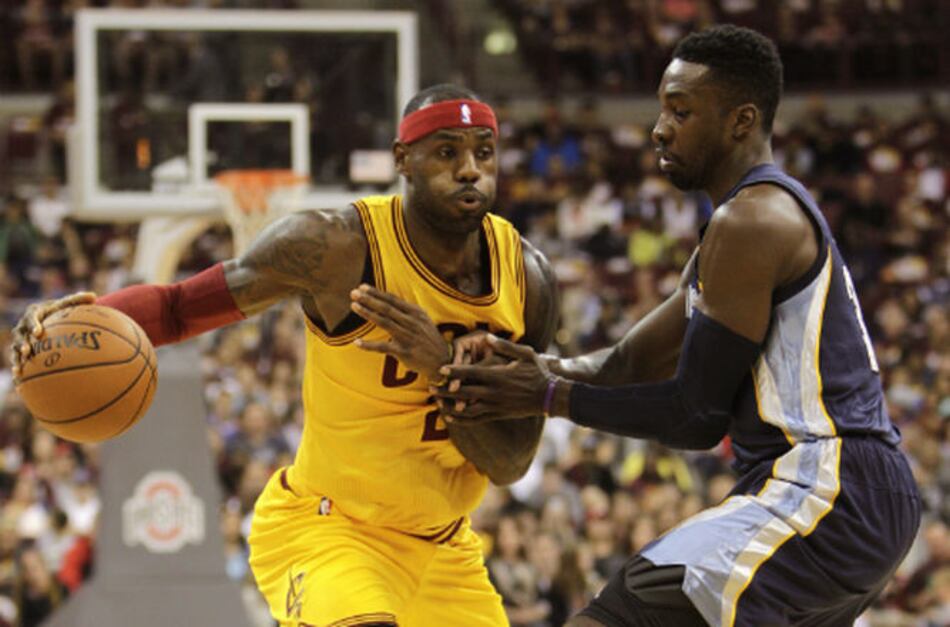 LeBron James recibe tratamiento por dolor de espalda