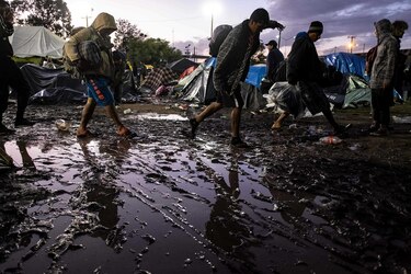 Tijuana reubica a migrantes que llegaron en caravana