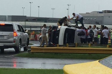 Accidente: Se voltea busito pirata en la redoma del aeropuerto de Tocumen; 15 heridos