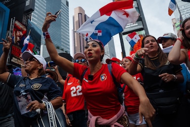 Times Square se tiñe de rojo con el banderazo panameño