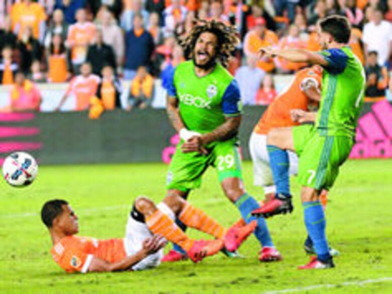 Los nuevos tatuajes de Román Torres y su significado