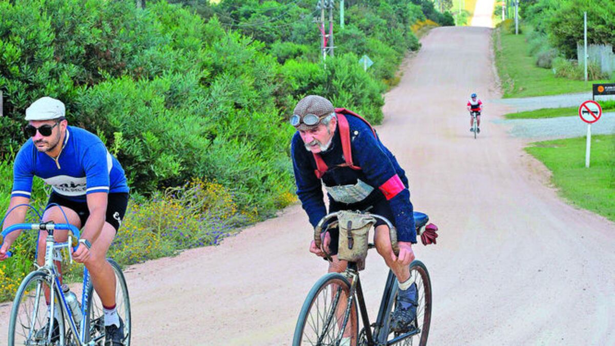 Luciano Berruti (Der.) en su vieja bicicleta de 1907.