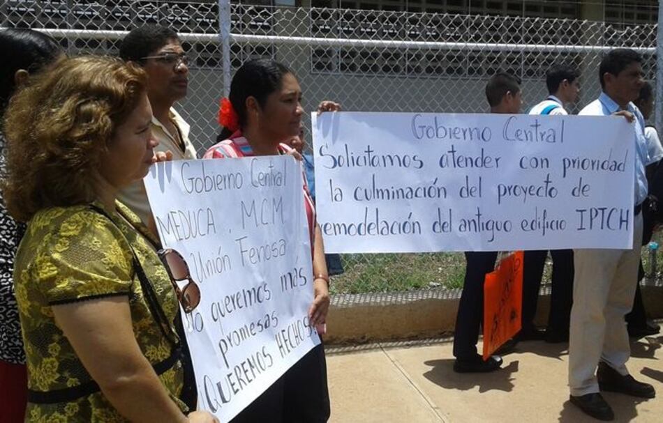 Protesta de docentes por atrasos en mejoras al Instituto Profesional y Técnico de La Chorrera