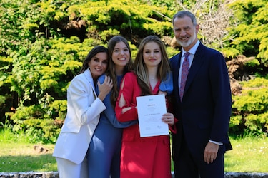 La princesa Leonor posa con su familia el día de su graduación