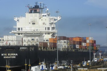 Tensión comercial: los aranceles de Trump podrían elevar precios y afectar al Canal de Panamá