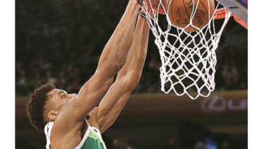 Giannis se luce en victoria de los Bucks en Navidad