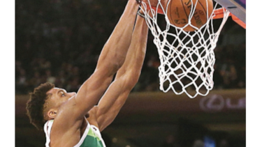 Giannis se luce en victoria de los Bucks en Navidad