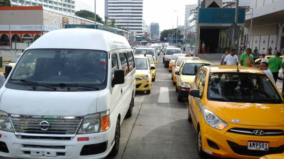 Taxistas protestan contra Uber