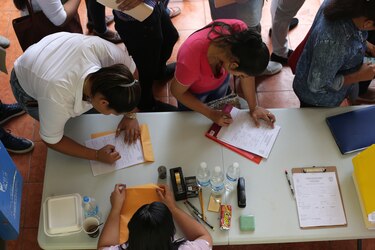 Mujeres superan a los hombres en las universidades, pero siguen teniendo menor inserción en el campo laboral