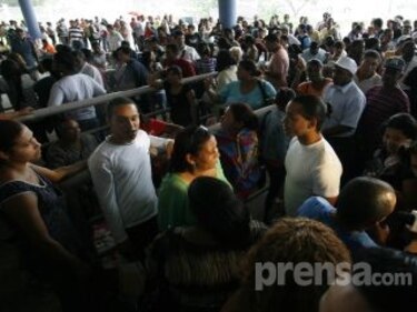 Largas filas en la jornada de regularización migratoria