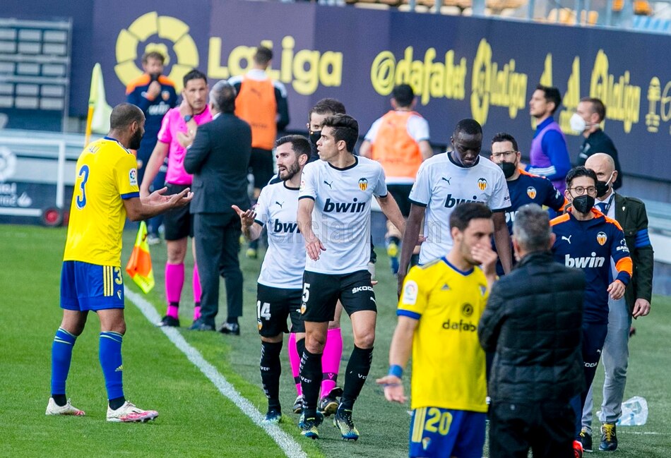 Jugadores del Valencia abandonan la cancha en Cádiz tras denunciar insultos racistas