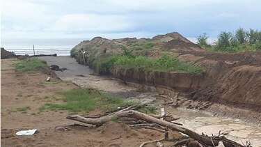 Investigan la construcción de un canal en playa santeña