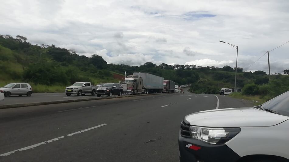 Abren por dos horas la vía Interamericana; suspenden transporte de pasajeros  