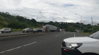 Abren por dos horas la vía Interamericana; suspenden transporte de pasajeros