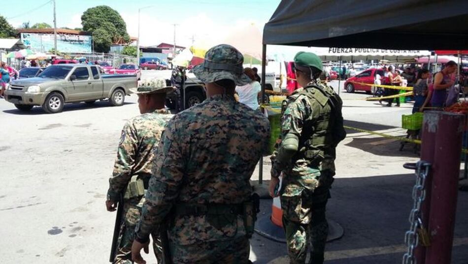 Trasladan a capital panameña a 56 cubanos que Costa Rica devolvió