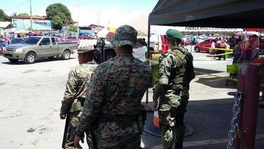 Trasladan a capital panameña a 56 cubanos que Costa Rica devolvió