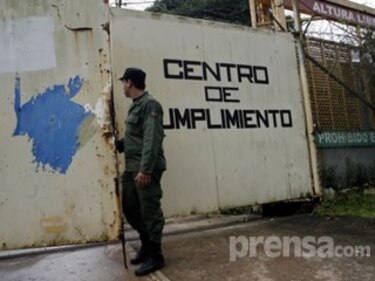 Familiares de menores exigen separación de policías y custodios