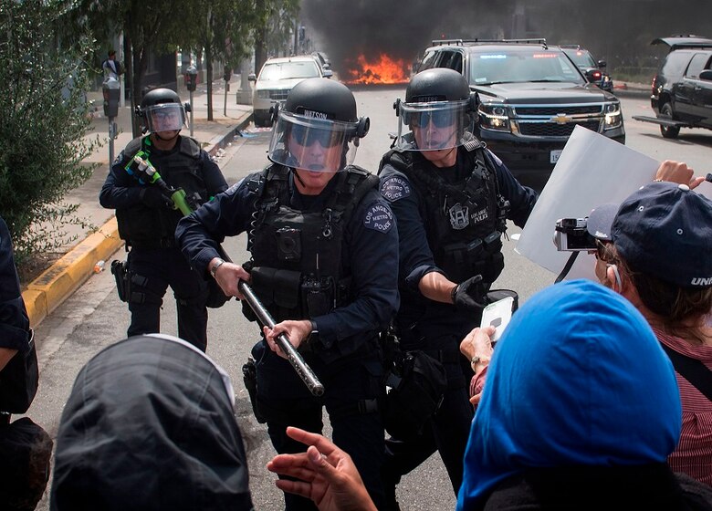 Anuncian toques de queda en Los Ángeles, Filadelfia y Atlanta luego de protestas contra la policía