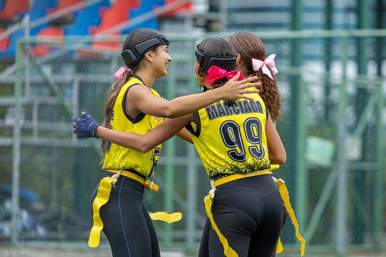 Owls, Kolts, Lions y Raiders mantienen paso firme en Kiwanis Football League