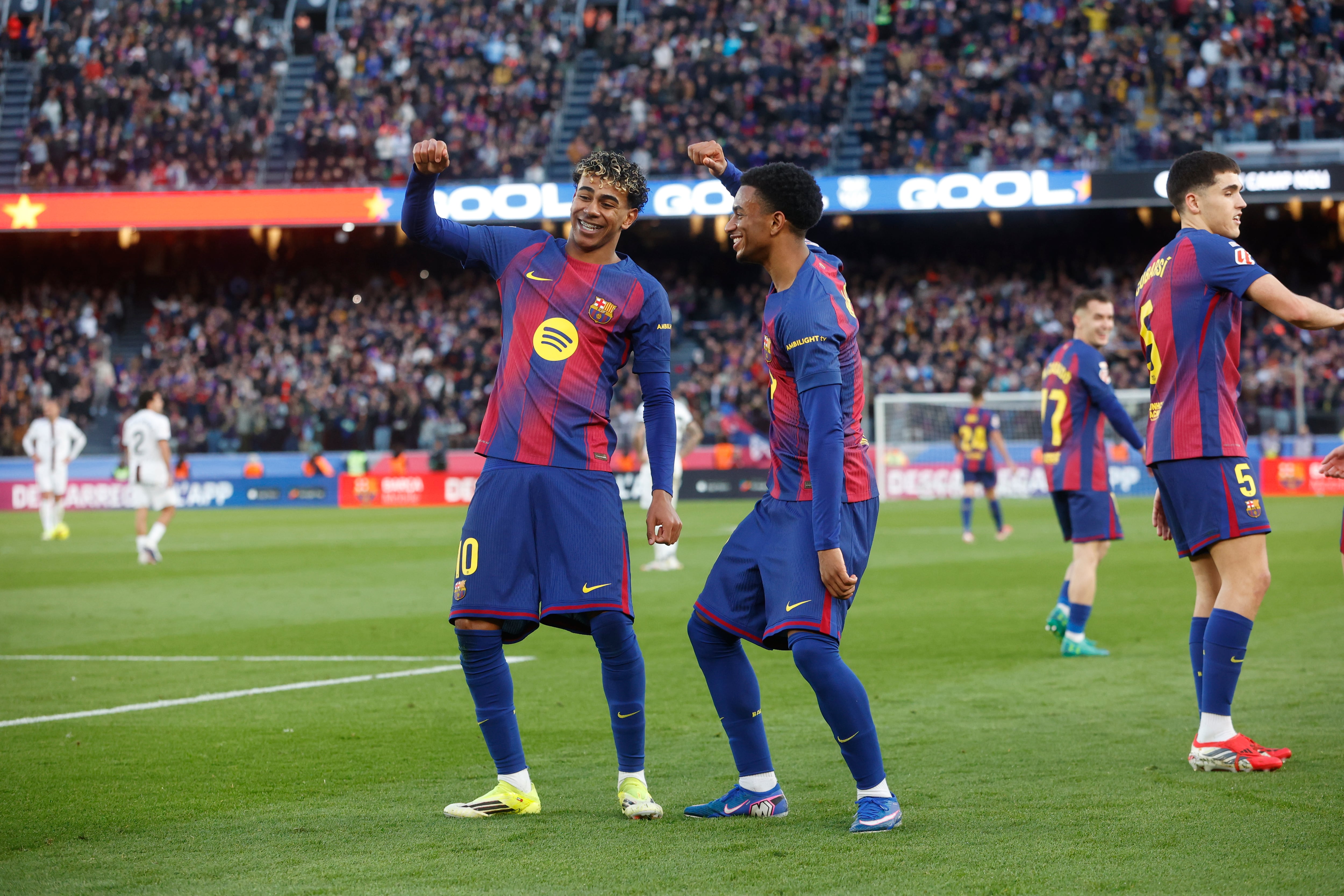 BARCELONA, 07/02/2026.- El delantero del Barcelona Lamine Yamal (i) celebra el segundo gol de su equipo con su compañero Alex Balde durante el partido de LaLiga de fútbol entre el Barcelona y el Mallorca, este sábado en el Camp Nou. EFE/ Quique García