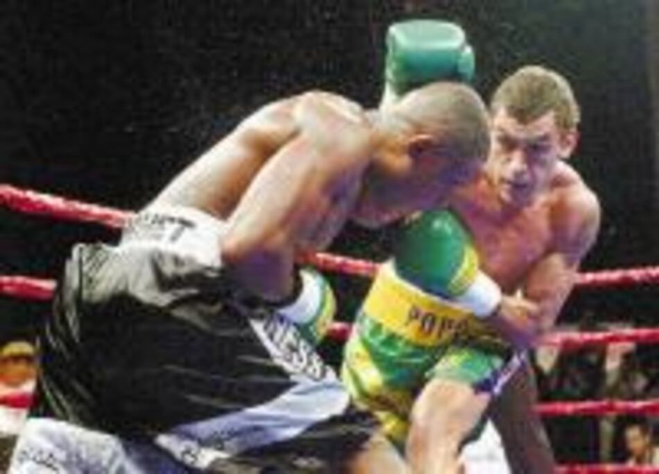 Popo Freitas conservó sus títulos mundiales