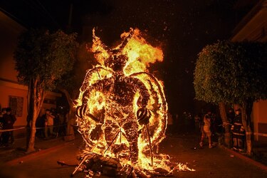 Católicos ‘queman’ al diablo y a la corrupción en Guatemala