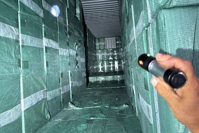 Retienen dos contenedores con cigarrillos de presunto contrabando; la mercancía tiene un valor estimado de $800 mil