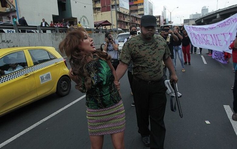 Detienen a sexoservidoras durante marcha para pedir respeto