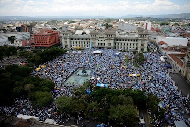 Guatemala se moviliza y exige renuncia de su Presidente