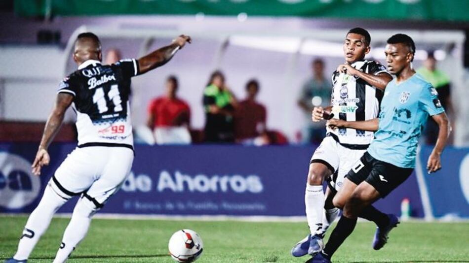 Tauro estrena el Artes y Oficios con victoria