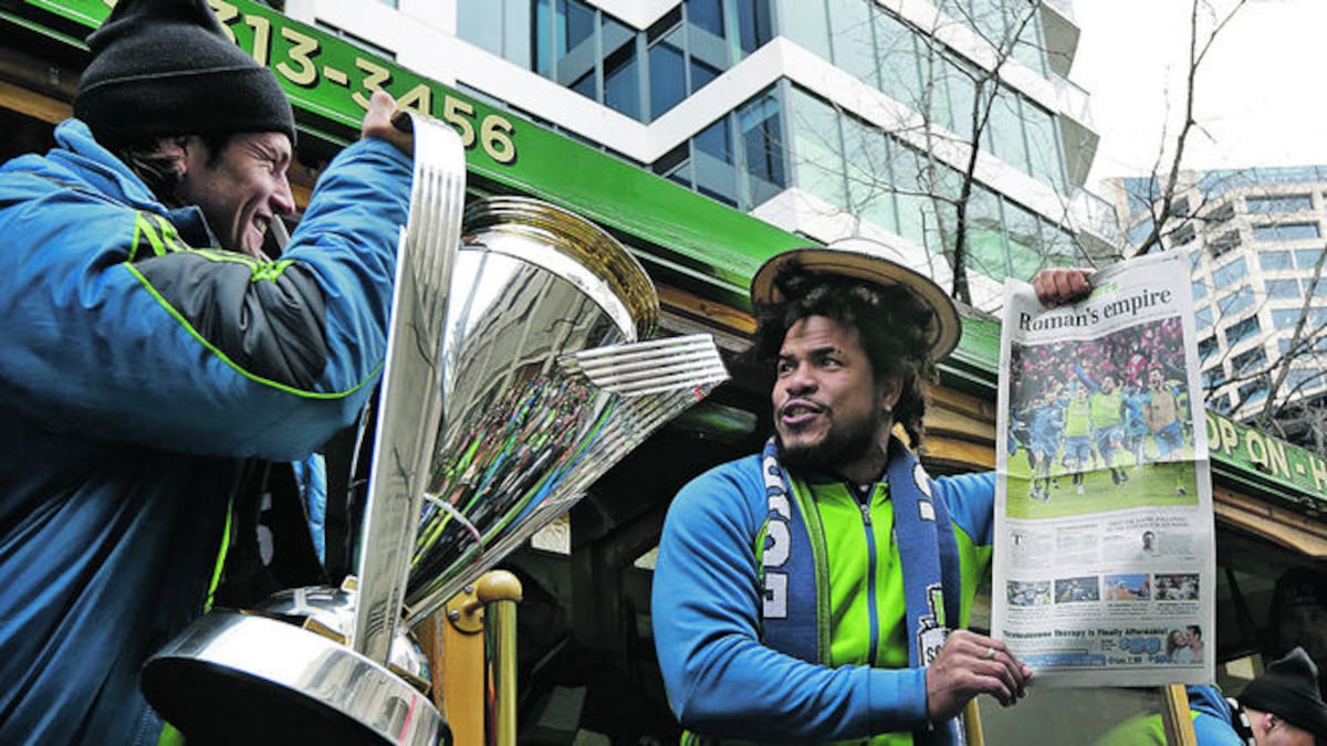 El panameño Román Torres (Der.) comparte con el paraguayo Nelson Haedo Valdez, durante el desfile del equipo campeón.AP
