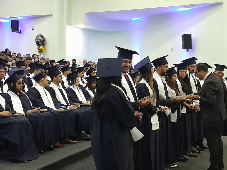 Hospital Santo Tomás gradúa a 39 nuevos médicos especialistas y subespecialistas