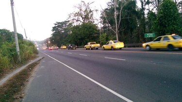 Taxistas realizan caravana en Colón