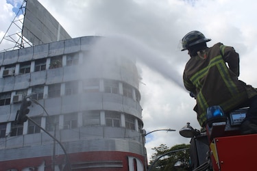 Sofocan incendio en el edificio Dinasty, en la 5 de Mayo