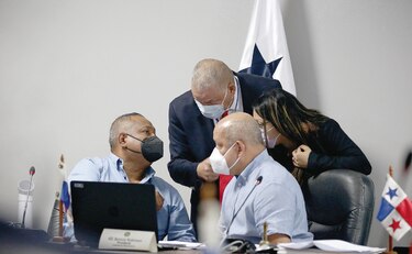 Asamblea Nacional alimenta a diputados, con dinero público