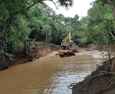 Dragan el río Cacao en Los Santos para evitar inundación a residencias