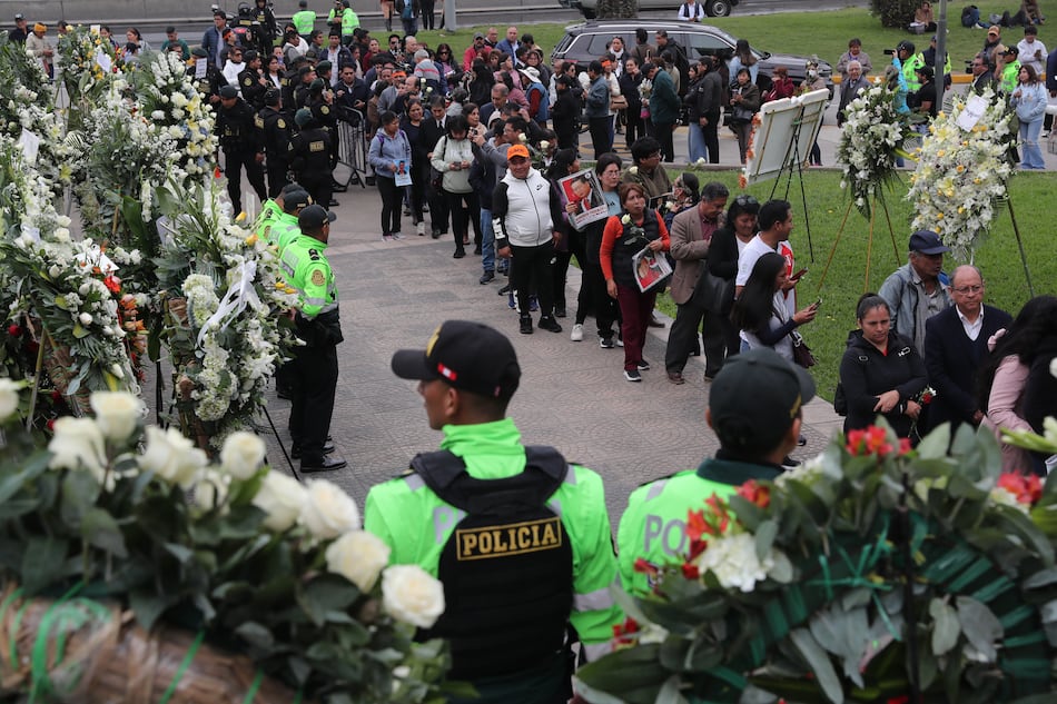 Miles de personas acuden al velorio de Alberto Fujimori en segundo día de honras fúnebres
