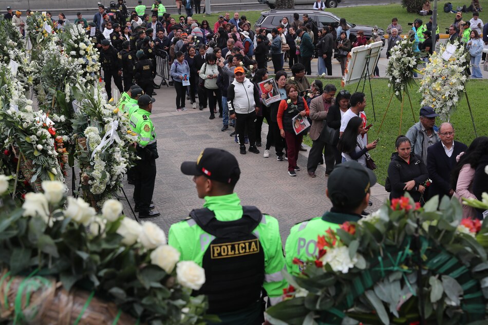 Miles de personas acuden al velorio de Alberto Fujimori en segundo día de honras fúnebres