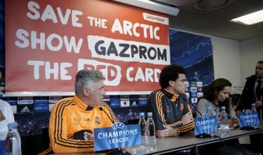 Greenpeace protesta durante la rueda de prensa del Real Madrid