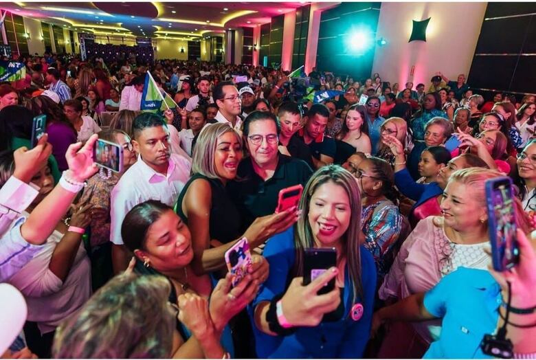 El puzle electoral: mariachis, besos y otras promesas de campaña