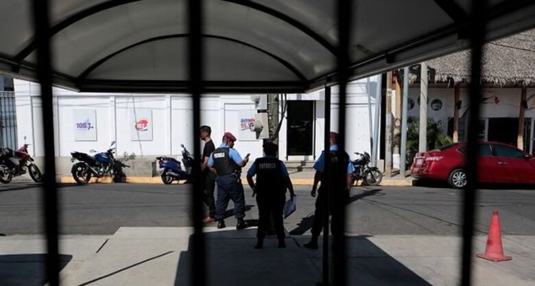 Policía de Nicaragua mantiene asedio a televisora independiente