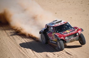 Sainz domina en coches y Price en motos en Dakar